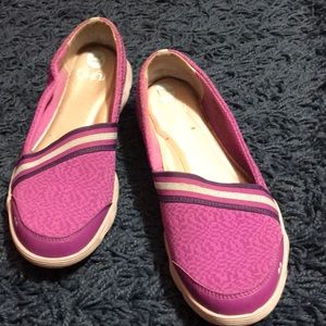 Women’s slip on sneakers size 9